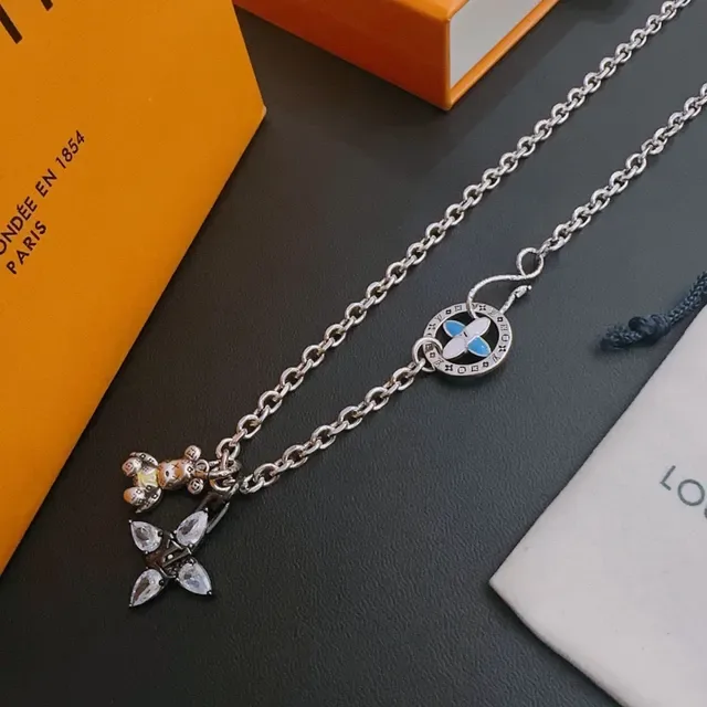 Louis Vuitton Colar com medalhão de esmalte e charm de urso de cristal 8
