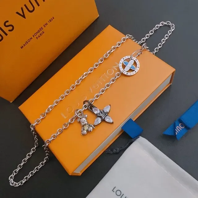 Louis Vuitton Colar com medalhão de esmalte e charm de urso de cristal 9