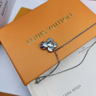 Louis Vuitton Flower Lock রূপালী ফুল পেন্ড্যান্ট নেকলেস