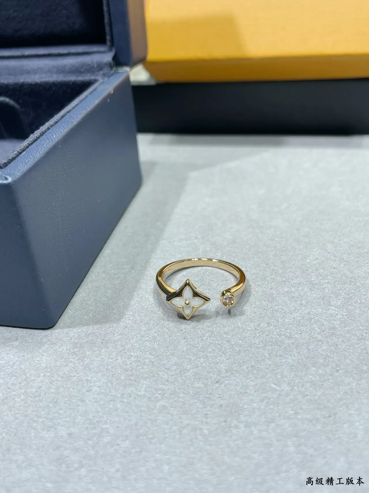 Louis Vuitton फ्लावर रिंग गोल्ड टोन पिंक और सफेद मदर ऑफ पर्ल रिंग्स 5