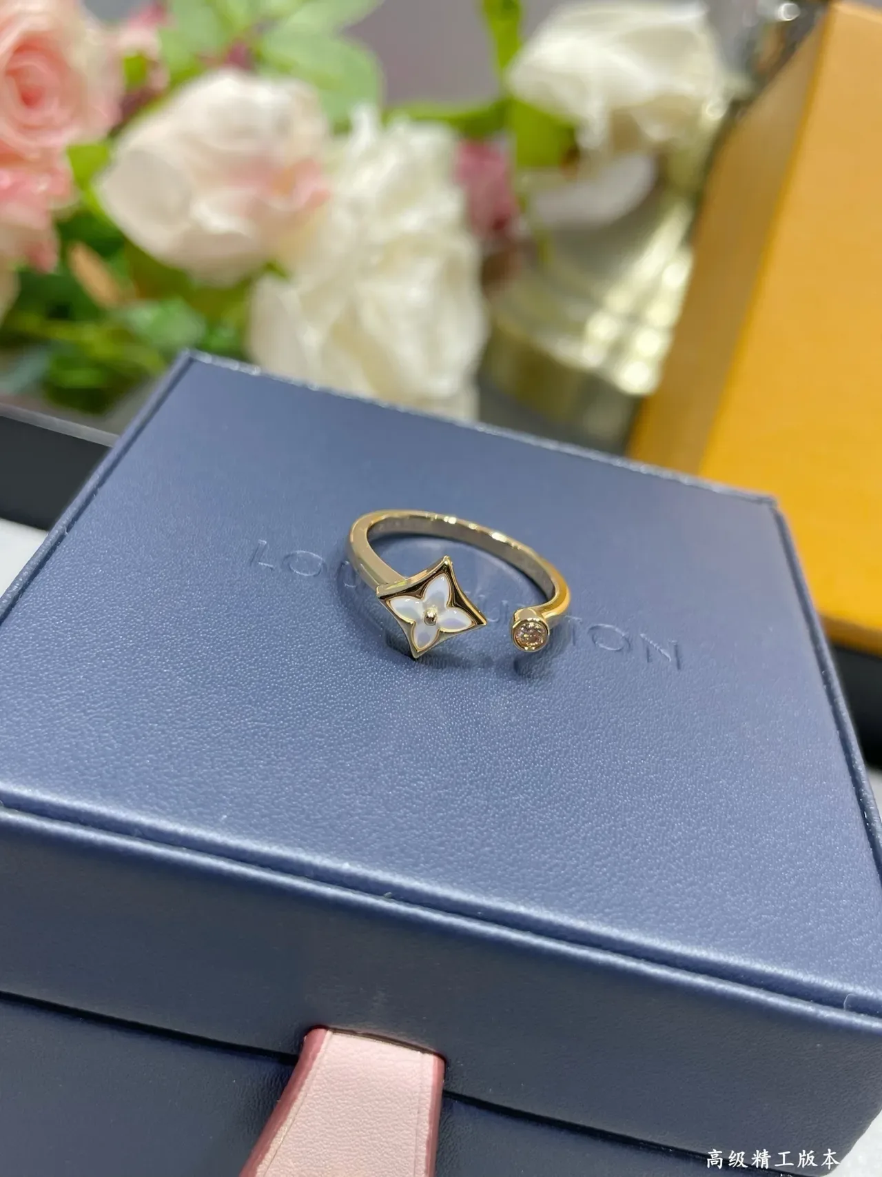 Louis Vuitton फ्लावर रिंग गोल्ड टोन पिंक और सफेद मदर ऑफ पर्ल रिंग्स 7