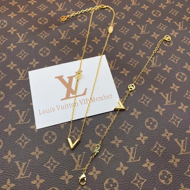 Louis Vuitton Collier Chaîne d'Or en Forme de V 3