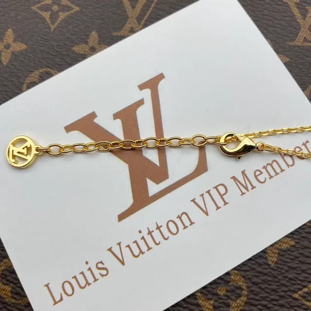 Louis Vuitton Collier Chaîne d'Or en Forme de V 5