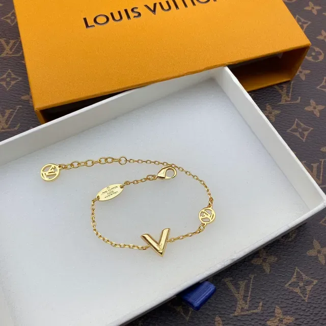 Louis Vuitton Collier Chaîne d'Or en Forme de V 7