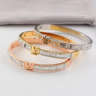 Louis Vuitton سوار مع مشبك Monogram ذهبي فضي، مسامير Baguette-Cut Crystal في قنوات