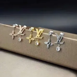 Louis Vuitton গোল্ড সিলভার মনোগ্রাম পোস্ট ড্যাঙ্গলিং চার পাতার ফুল চার্ম ইয়াররিংস