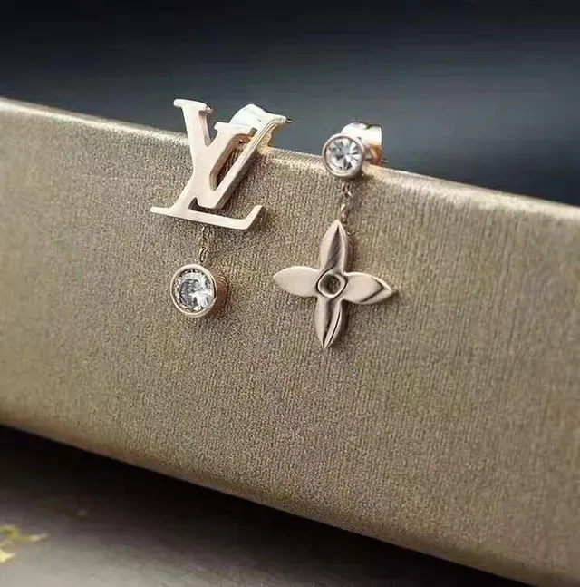 Louis Vuitton গোল্ড সিলভার মনোগ্রাম পোস্ট ড্যাঙ্গলিং চার পাতার ফুল চার্ম ইয়াররিংস 3