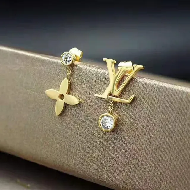 Louis Vuitton গোল্ড সিলভার মনোগ্রাম পোস্ট ড্যাঙ্গলিং চার পাতার ফুল চার্ম ইয়াররিংস 4