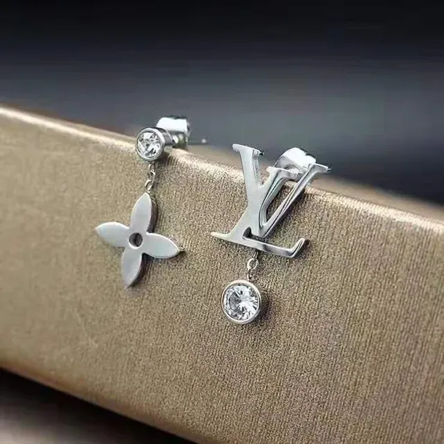 Louis Vuitton গোল্ড সিলভার মনোগ্রাম পোস্ট ড্যাঙ্গলিং চার পাতার ফুল চার্ম ইয়াররিংস 5