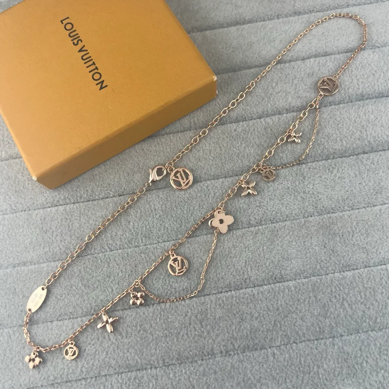 Louis Vuitton سوار سلسلة ذهبي فضي مالتي تشارم متعددة الطبقات 5