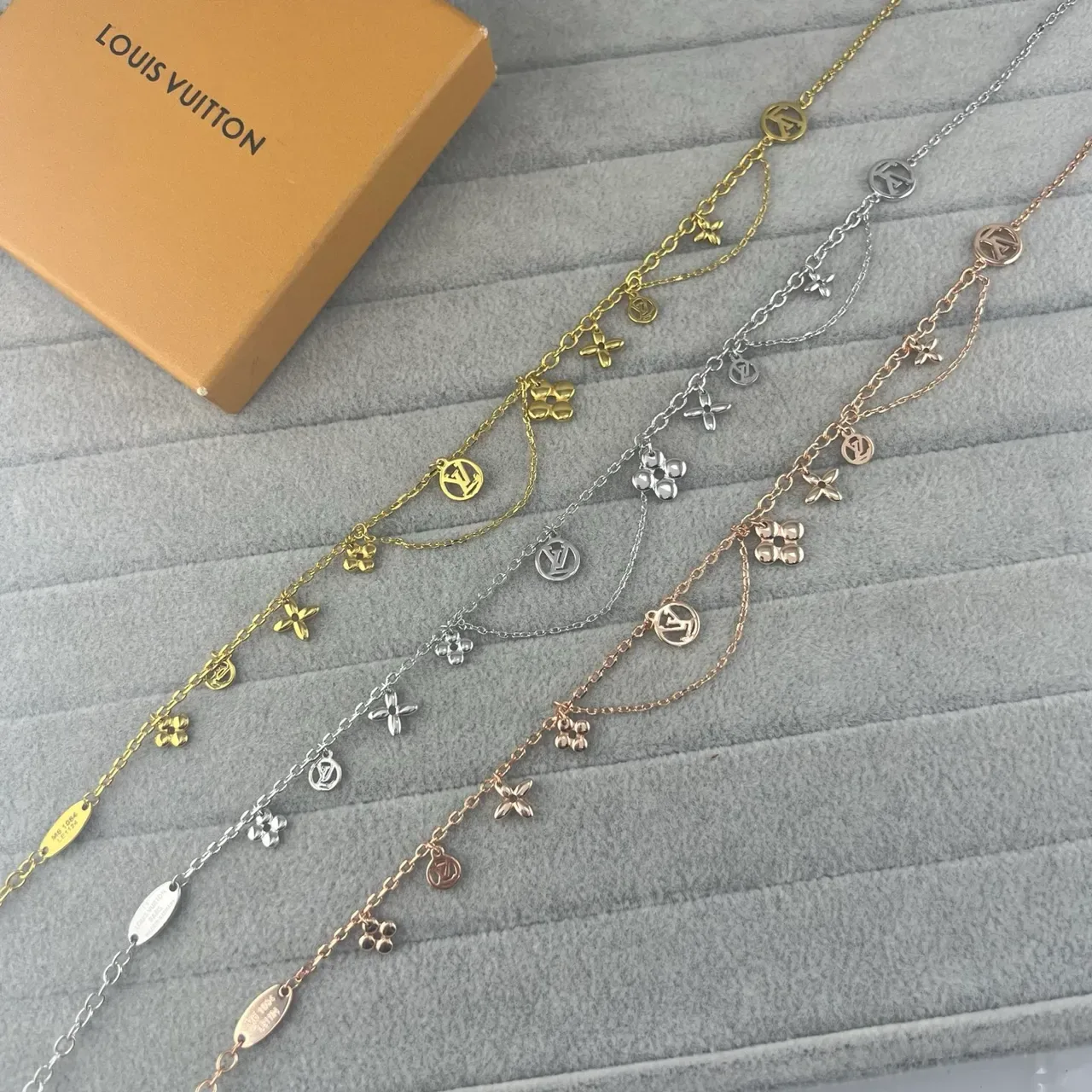 Louis Vuitton سوار سلسلة ذهبي فضي مالتي تشارم متعددة الطبقات 6