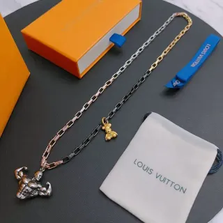 Louis Vuitton Colar Corrente com Eslabões Multitonal Dourado e Prateado com Pingentes Esculpidos Metálicos