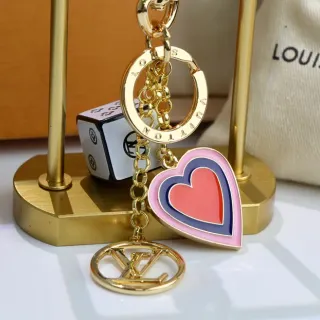 Louis Vuitton حامل المفاتيح على شكل قلب ذهبي وردي معدني ممسوح باللون سحر سوار