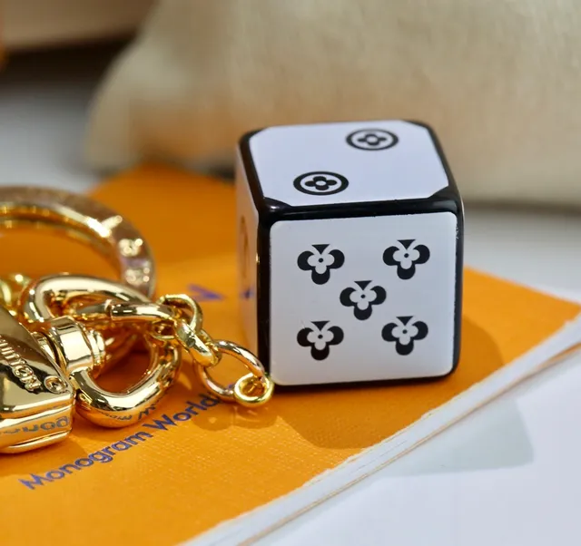 Louis Vuitton Titular de llaves en forma de corazón Dorado Rosa Metal Esmaltado Pulsera de encanto 2