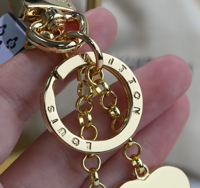 Louis Vuitton Titular de llaves en forma de corazón Dorado Rosa Metal Esmaltado Pulsera de encanto 3
