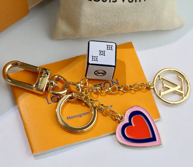 Louis Vuitton Titular de llaves en forma de corazón Dorado Rosa Metal Esmaltado Pulsera de encanto 4