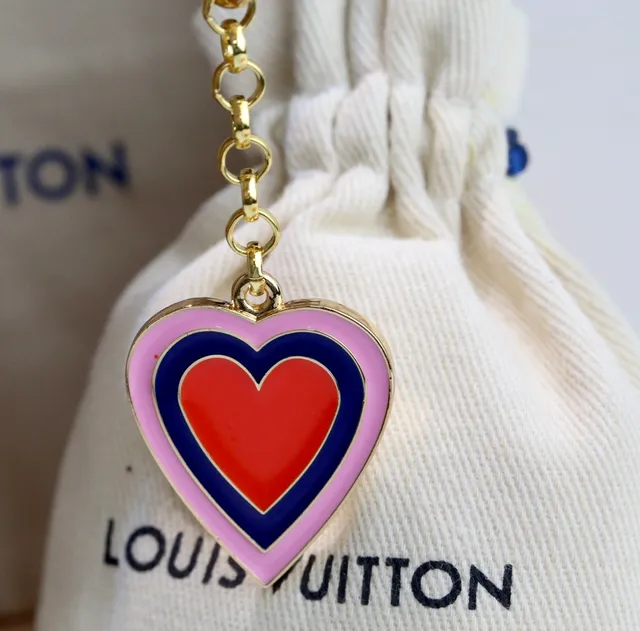 Louis Vuitton Titular de llaves en forma de corazón Dorado Rosa Metal Esmaltado Pulsera de encanto 5