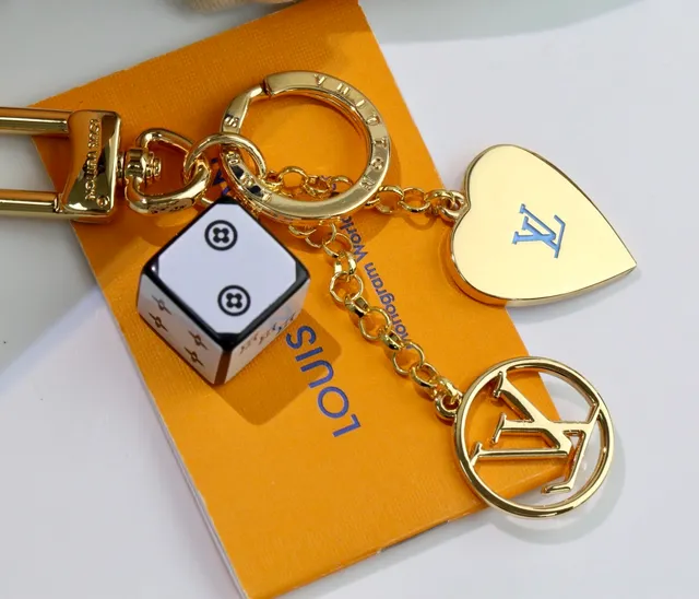 Louis Vuitton Titular de llaves en forma de corazón Dorado Rosa Metal Esmaltado Pulsera de encanto 6