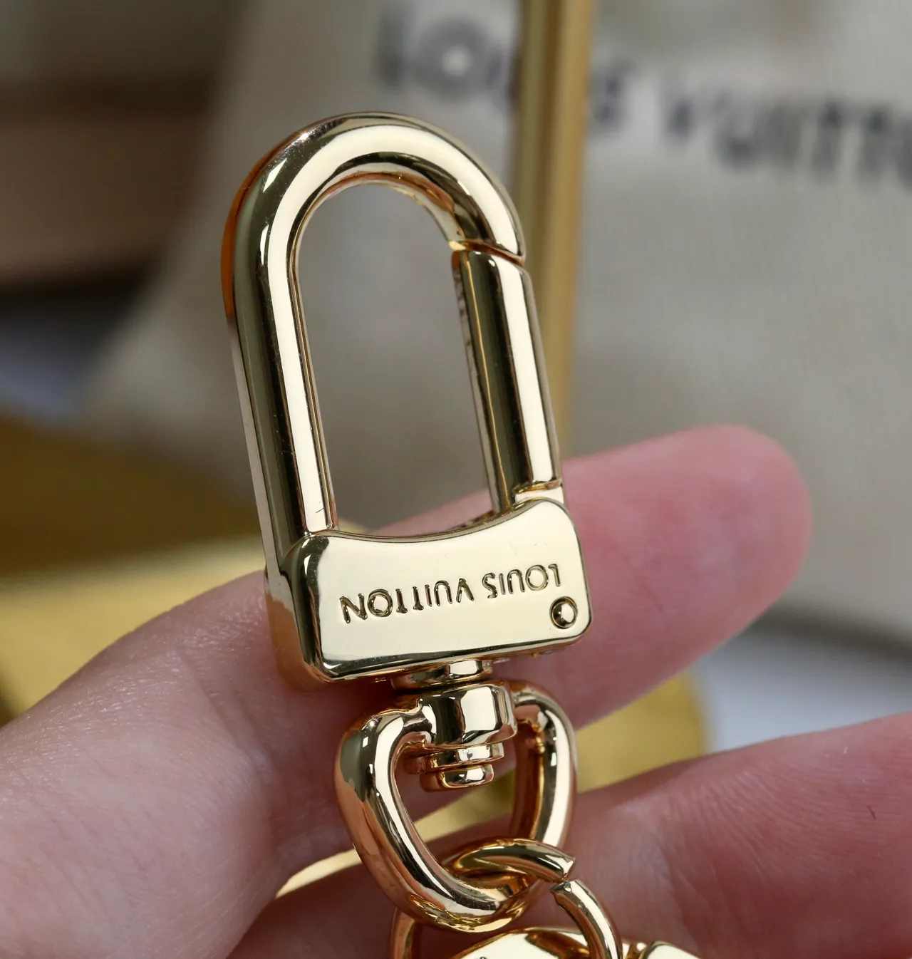 Louis Vuitton Titular de llaves en forma de corazón Dorado Rosa Metal Esmaltado Pulsera de encanto 7