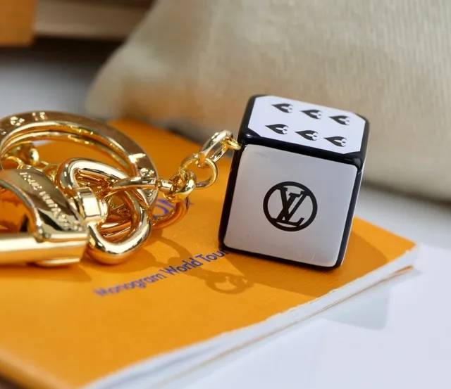 Louis Vuitton Titular de llaves en forma de corazón Dorado Rosa Metal Esmaltado Pulsera de encanto 8