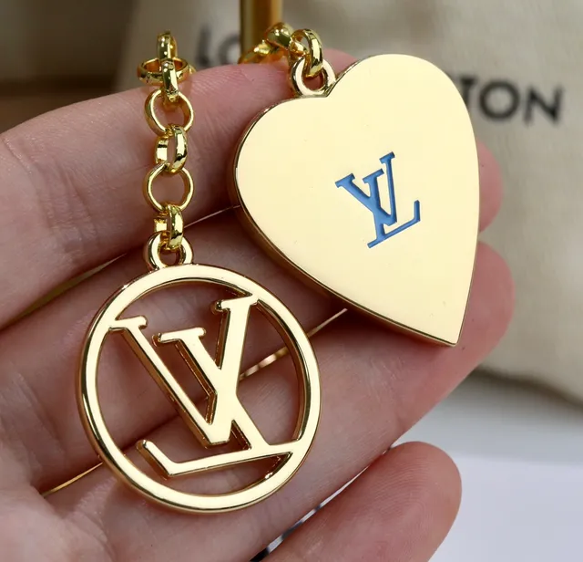 Louis Vuitton Titular de llaves en forma de corazón Dorado Rosa Metal Esmaltado Pulsera de encanto 9