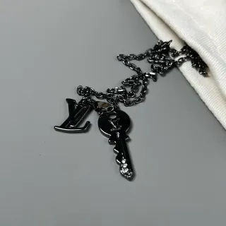 Louis Vuitton Colar com pendentif de chave preto prata corrente de metal LV Monogram Charm
