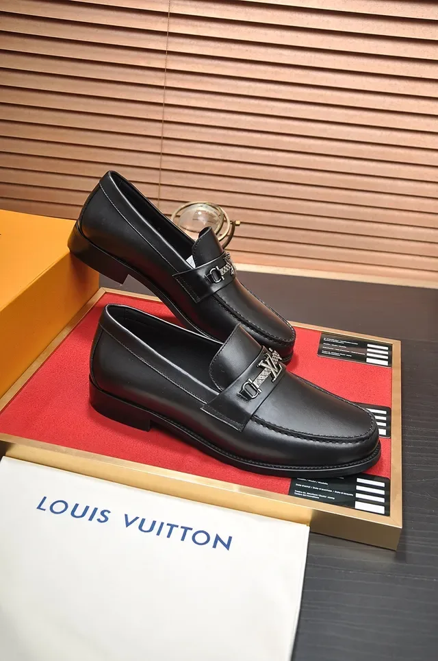 Louis Vuitton Loafer Noir Doré Cuir Métal LV Boucle Sangle 4