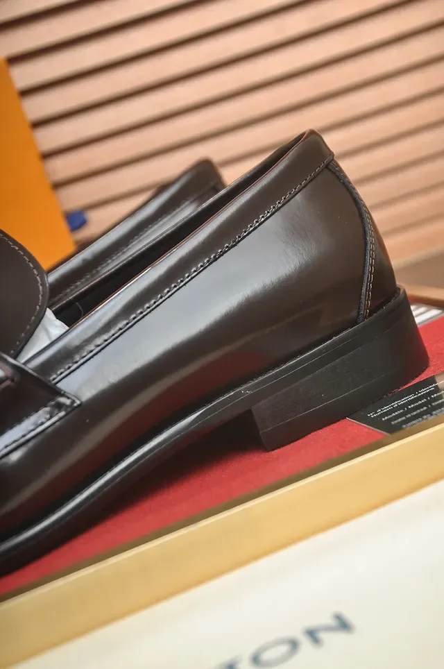 Louis Vuitton Loafer Marrom Preto Couro Polido Fivela Metal LV Correia 2