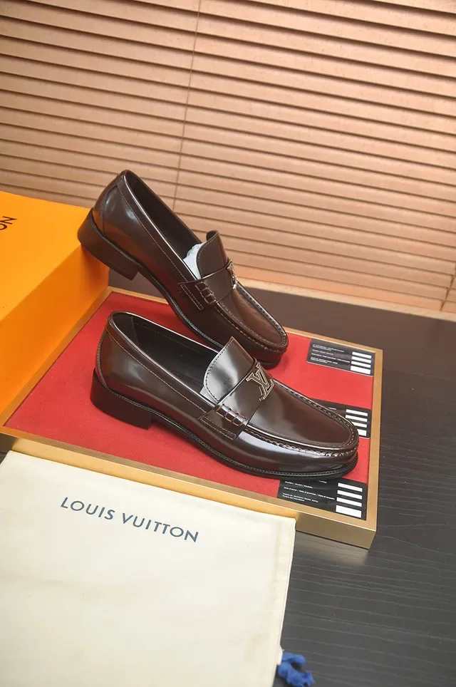 Louis Vuitton Loafer Marrom Preto Couro Polido Fivela Metal LV Correia 4