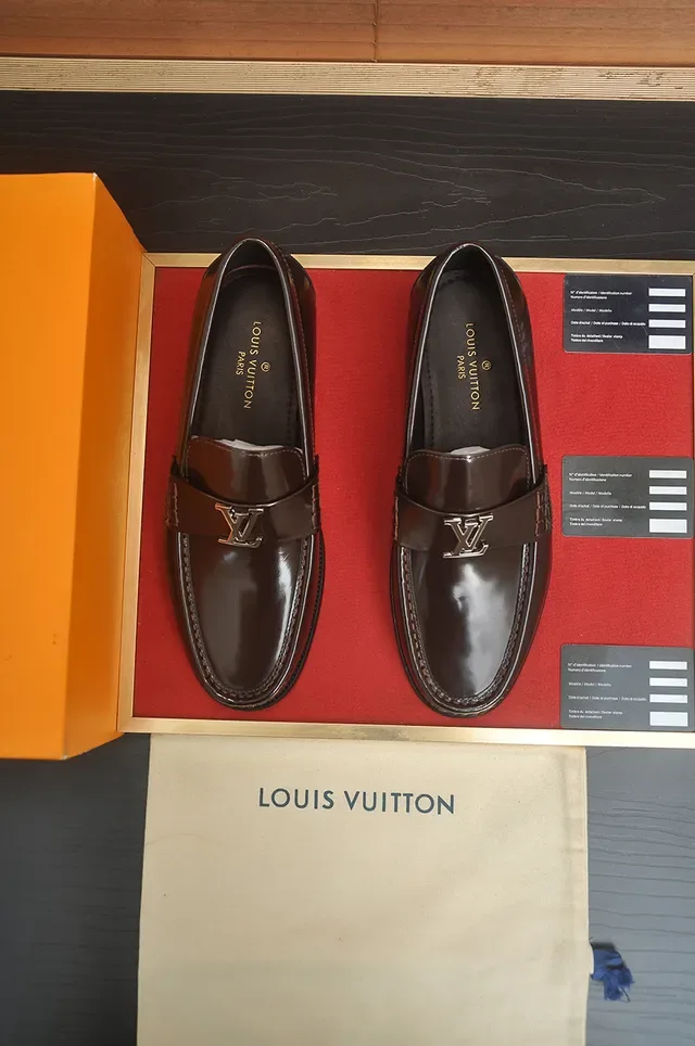 Louis Vuitton Loafer Marrom Preto Couro Polido Fivela Metal LV Correia 5