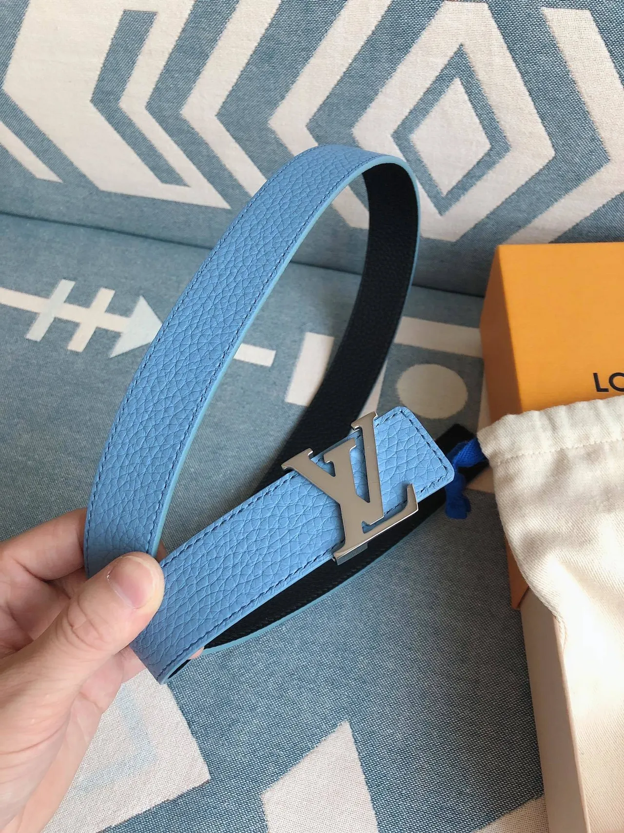 Louis Vuitton LV Ceinture en cuir granité bleu clair 2