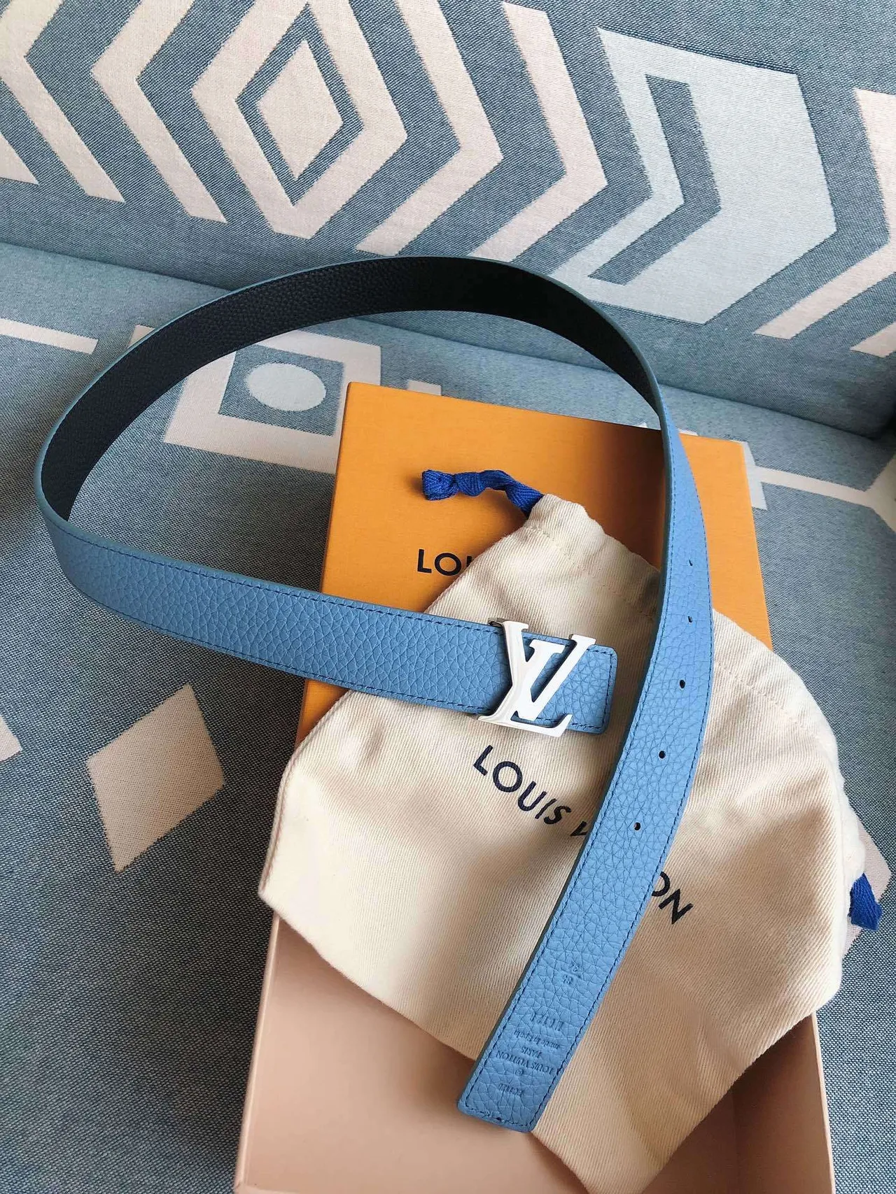 Louis Vuitton LV Ceinture en cuir granité bleu clair 3