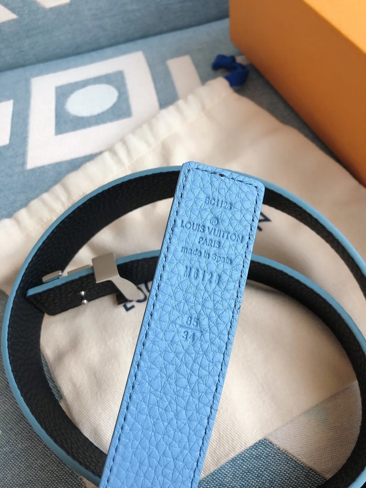 Louis Vuitton LV Ceinture en cuir granité bleu clair 4