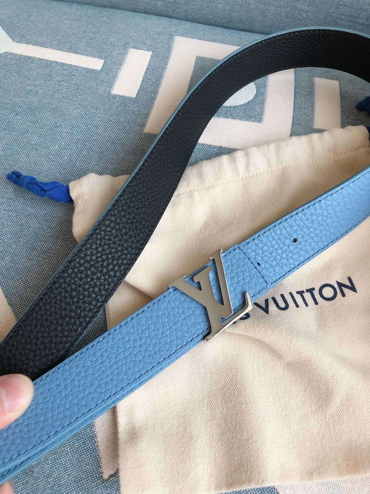 Louis Vuitton LV Ceinture en cuir granité bleu clair 5