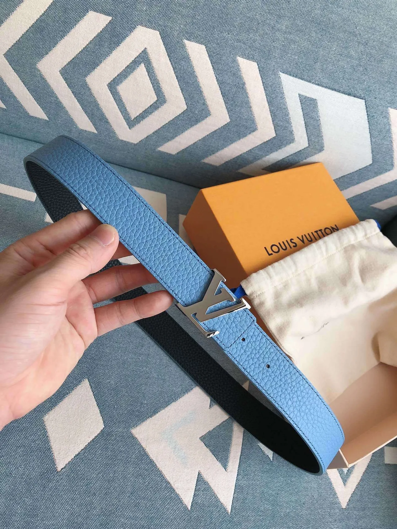 Louis Vuitton LV Ceinture en cuir granité bleu clair 6