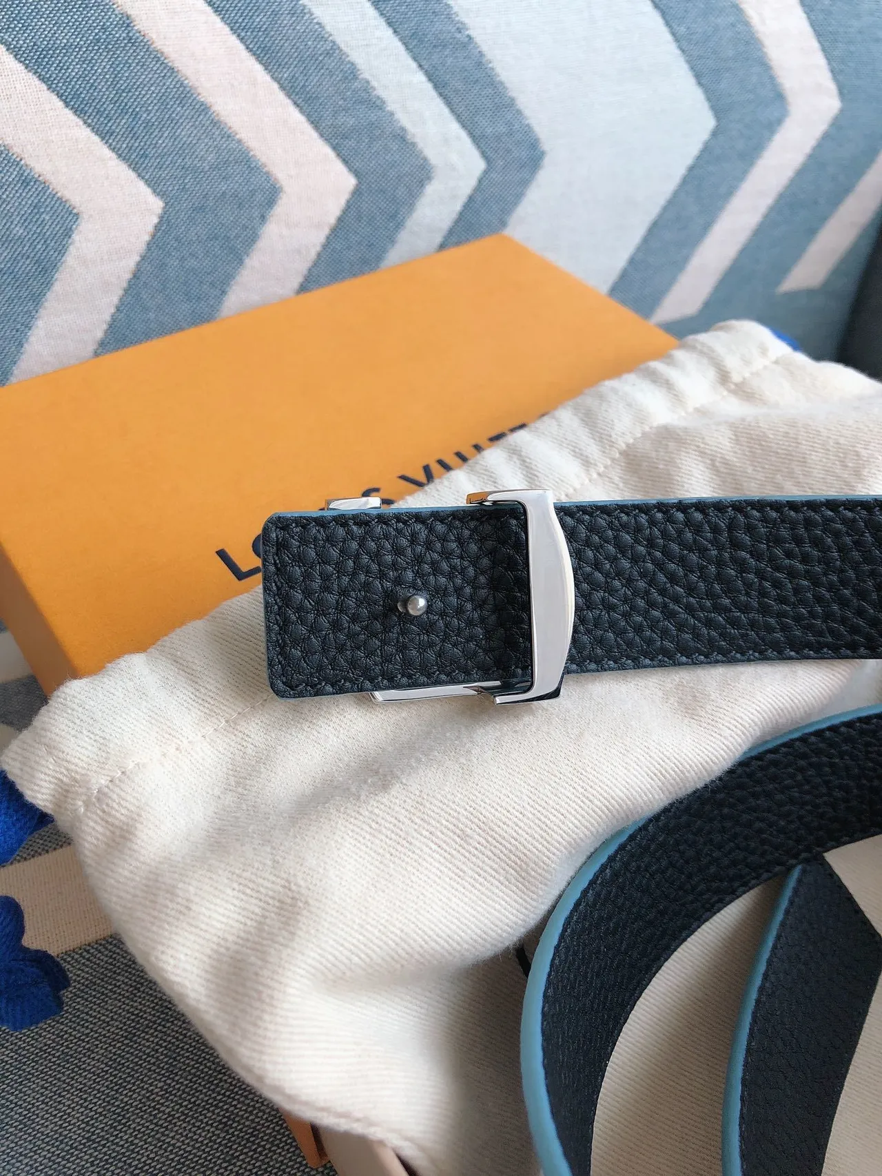 Louis Vuitton LV Ceinture en cuir granité bleu clair 7