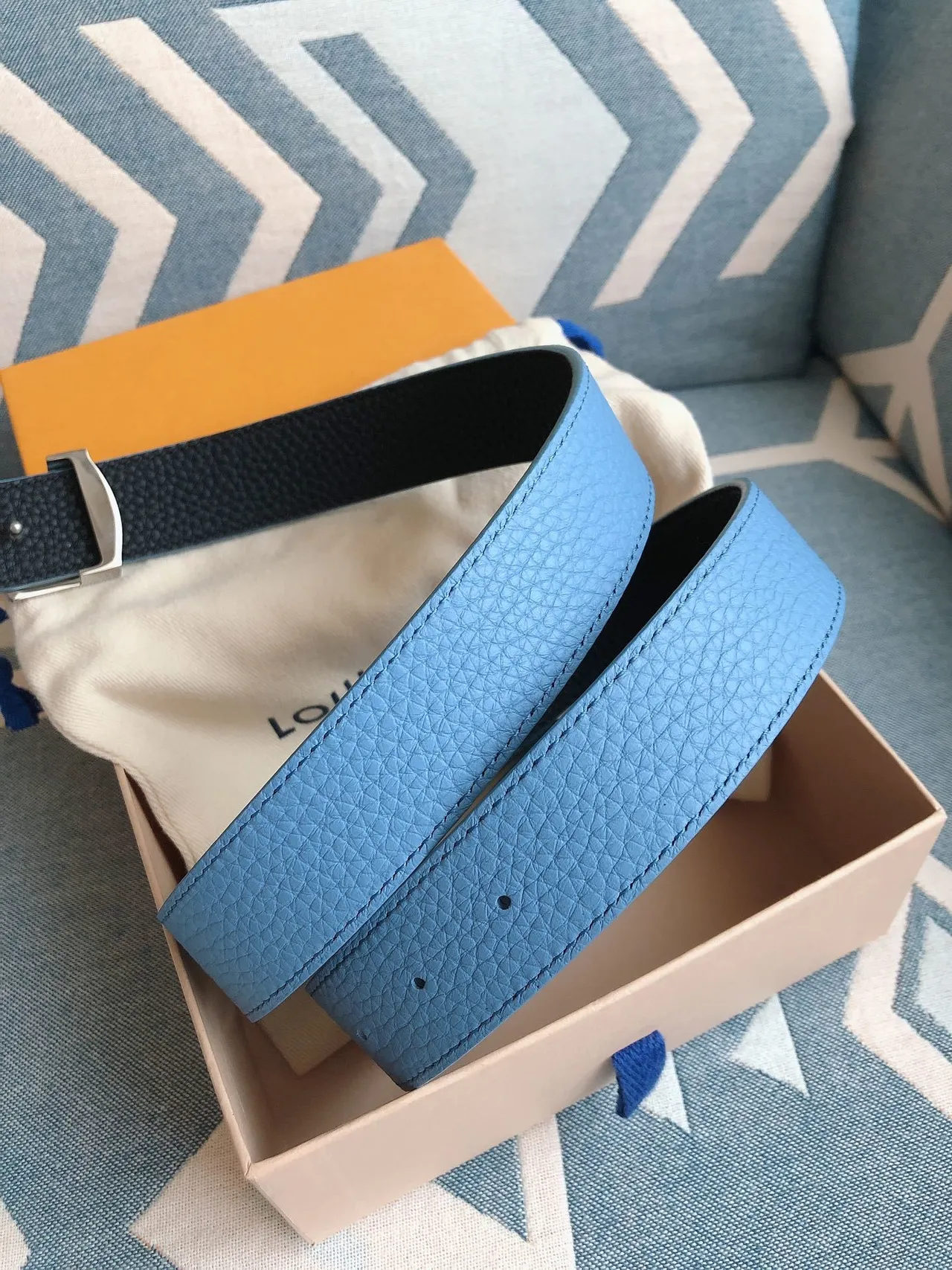 Louis Vuitton LV Ceinture en cuir granité bleu clair 8