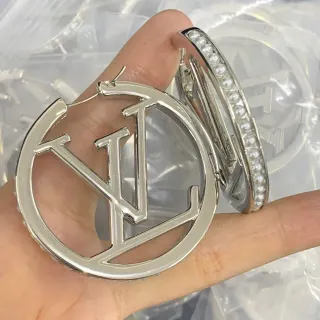 Louis Vuitton LV Aros Plata Blanco Grande Monograma Recortado Aretes