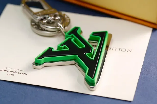 Louis Vuitton LV Initiales Sac Bandoulière Noir Vert Émaillé Motif Monogramme en Couches 4