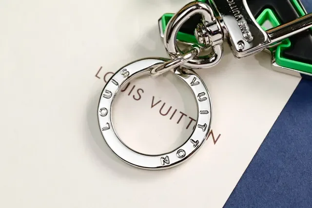 Louis Vuitton LV Initiales Sac Bandoulière Noir Vert Émaillé Motif Monogramme en Couches 5