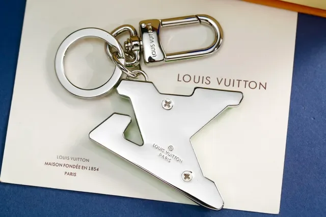 Louis Vuitton LV Initiales Sac Bandoulière Noir Vert Émaillé Motif Monogramme en Couches 8