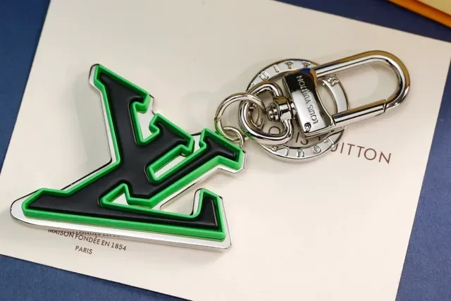 Louis Vuitton LV Initiales Sac Bandoulière Noir Vert Émaillé Motif Monogramme en Couches 9