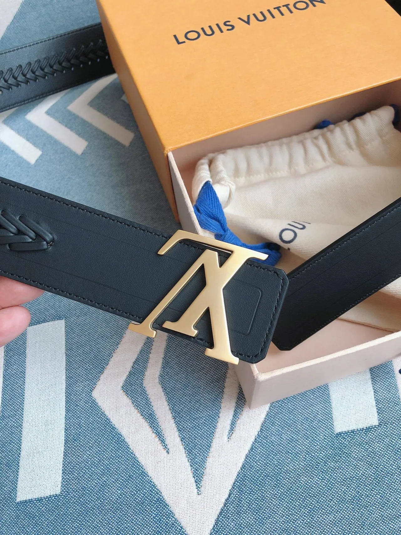 Louis Vuitton LV Initiales Cinto trançado de couro preto 6