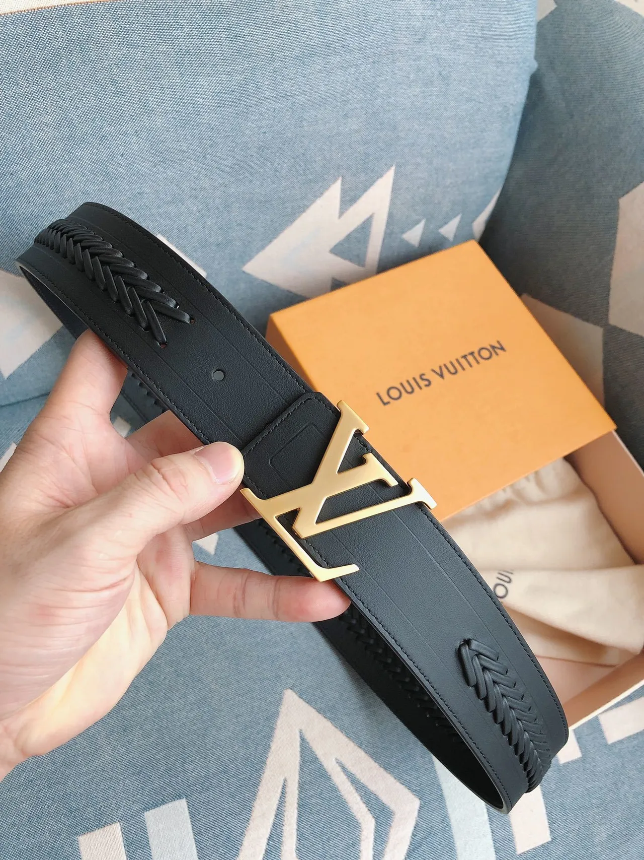 Louis Vuitton LV Initiales Cinto trançado de couro preto 8