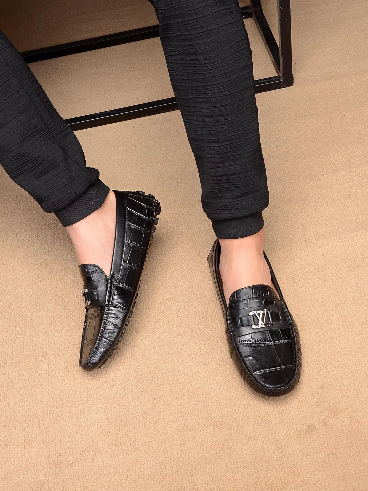 Louis Vuitton LV Loafer Chaussures Noires en Cuir Embossé Crocodile 2