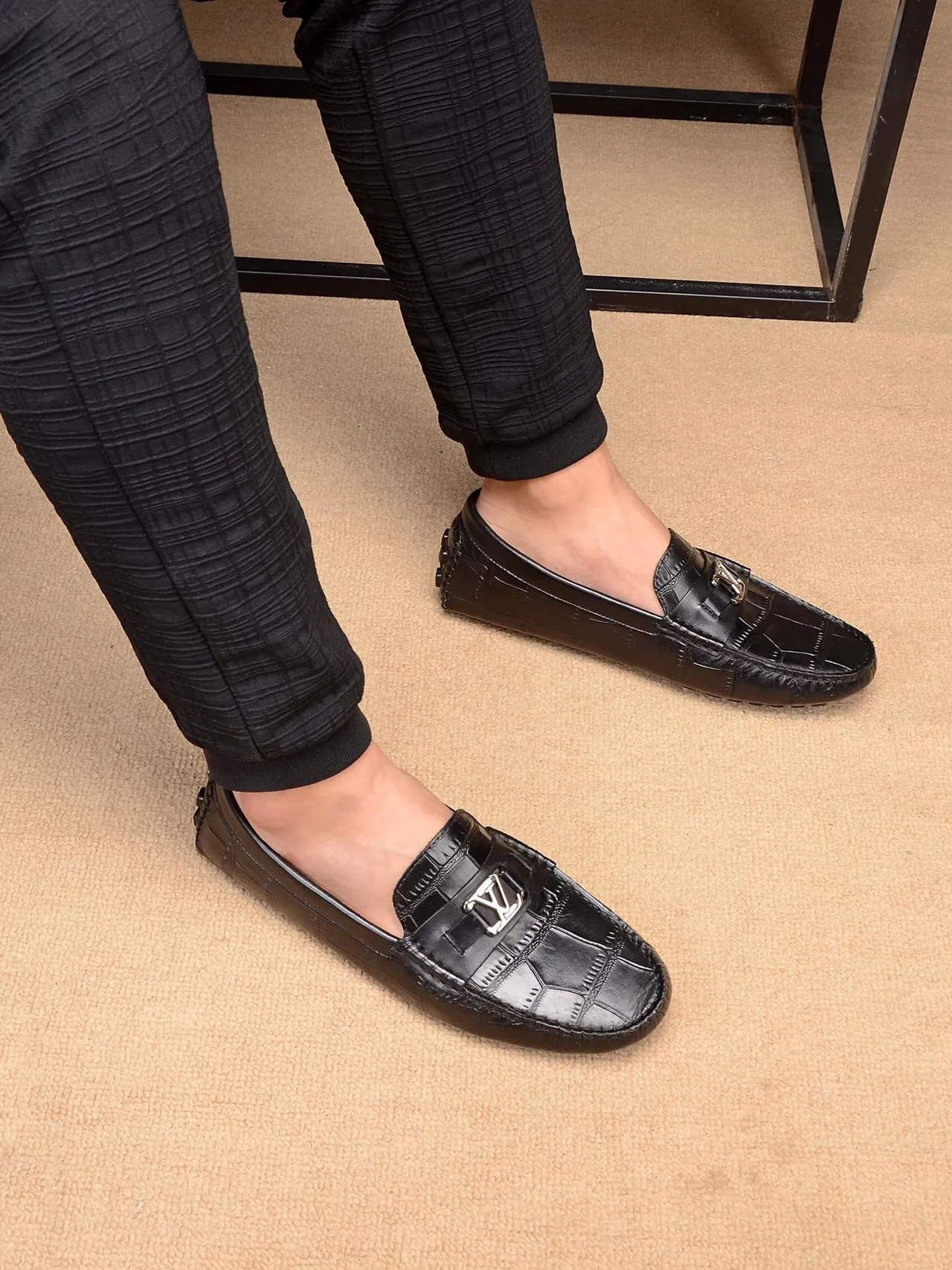 Louis Vuitton LV Loafer Chaussures Noires en Cuir Embossé Crocodile 3