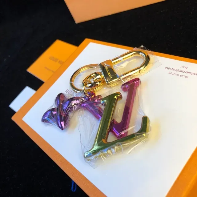 Sac bandoulière Louis Vuitton LV Monogramme Charm Purple Gold Metallic Charms Finition Iridescente 5