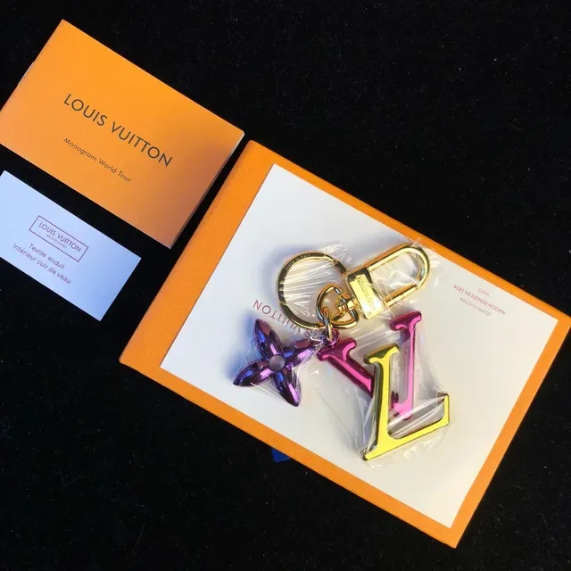 Sac bandoulière Louis Vuitton LV Monogramme Charm Purple Gold Metallic Charms Finition Iridescente 6