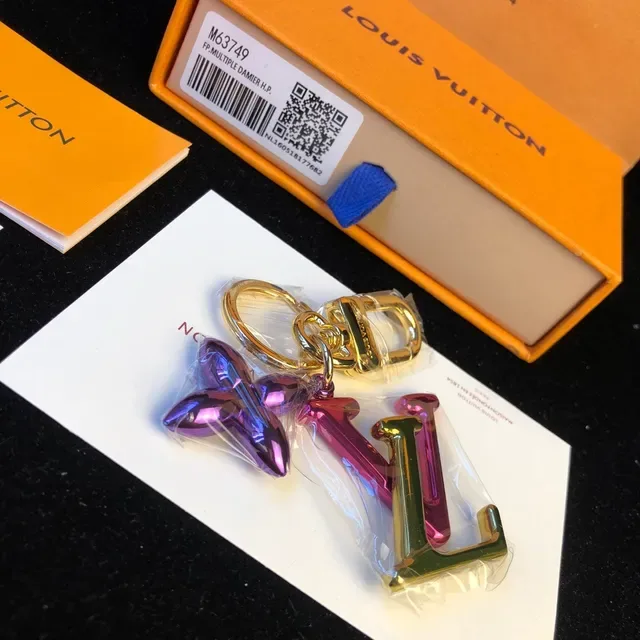 Sac bandoulière Louis Vuitton LV Monogramme Charm Purple Gold Metallic Charms Finition Iridescente 7