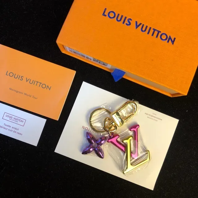 Sac bandoulière Louis Vuitton LV Monogramme Charm Purple Gold Metallic Charms Finition Iridescente 8